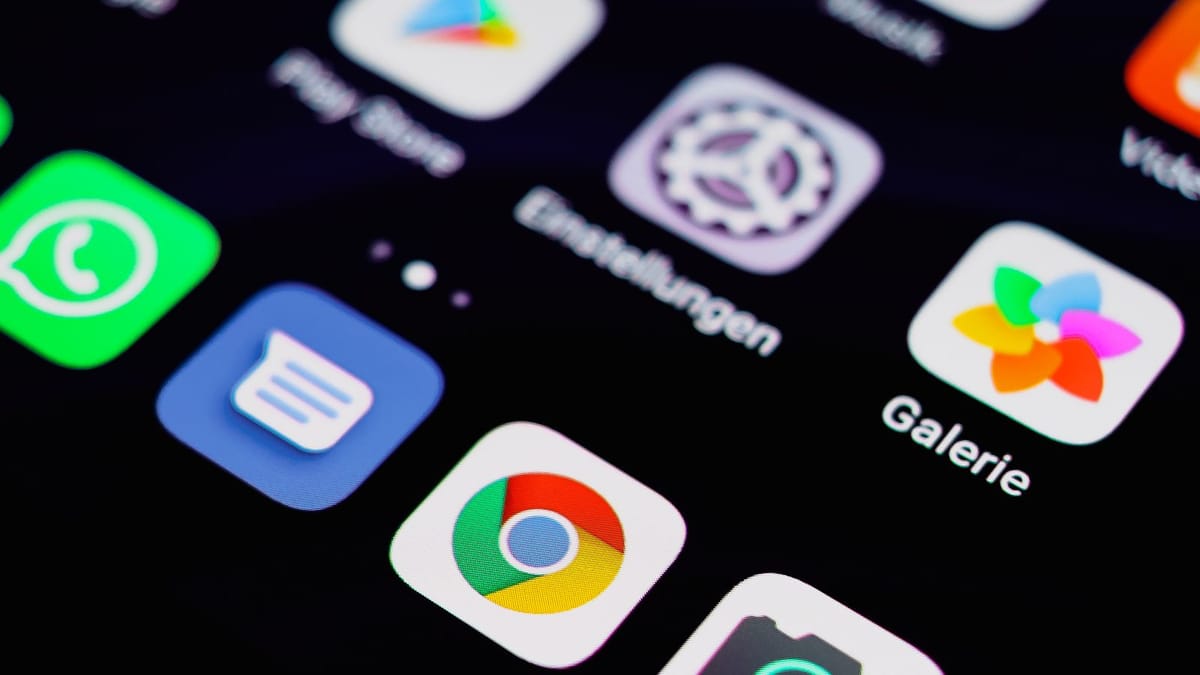 Nahaufnahme eines Smartphone-Displays mit App-Symbolen
